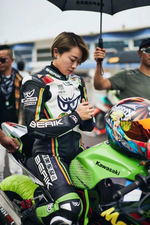 国内顶级女赛车手一一陈玲