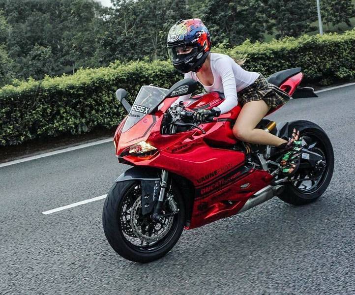 车不是重点,美女才是靓点,摩托范-哈罗摩托