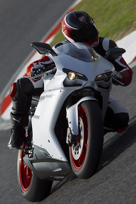 野摩托拉风但千万别忘记了安全