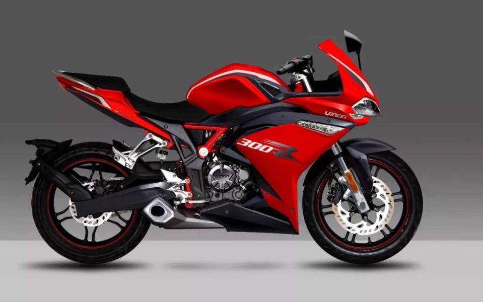 2021款的无极300rr座高为780mm,双脚前脚掌落地,再加上车重仅仅只有1