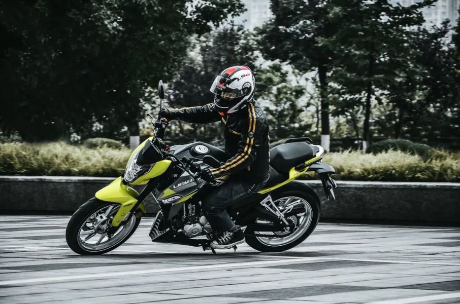 "鲜肉"街跑再进化——力帆kps250评测,摩托范-哈罗摩托