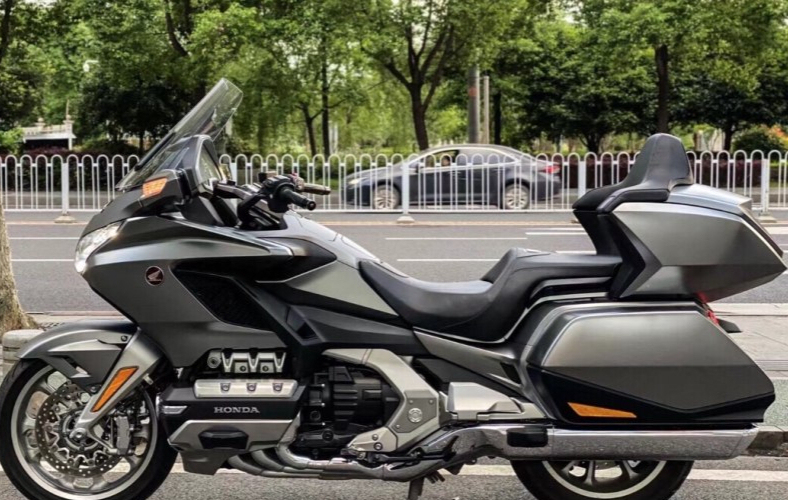 放弃宝马k1600,选择本田金翼gl1800,原因很简单