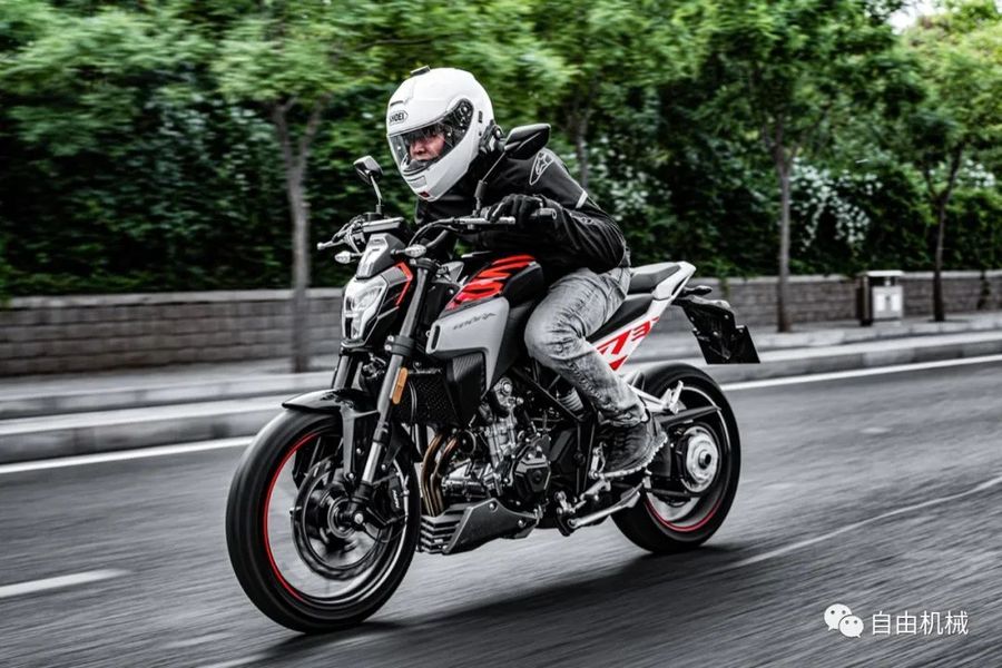 国产第二好玩小钢炮,试驾凯越321r丨把玩,摩托范-哈罗摩托