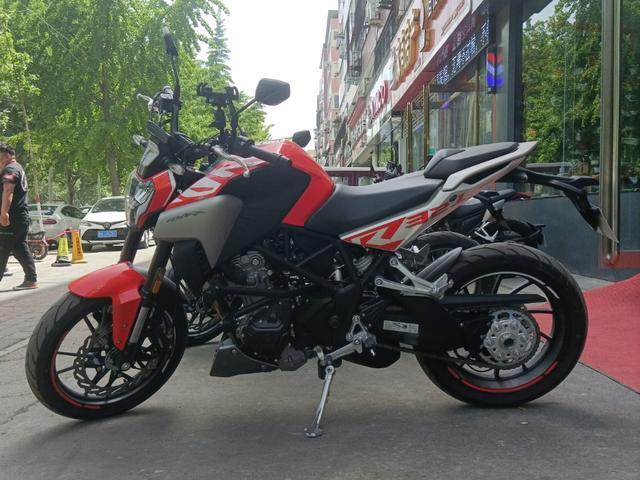 探店试驾热门车型:凯越321r:不仅售价"香",操控还有特色,摩托范-哈罗