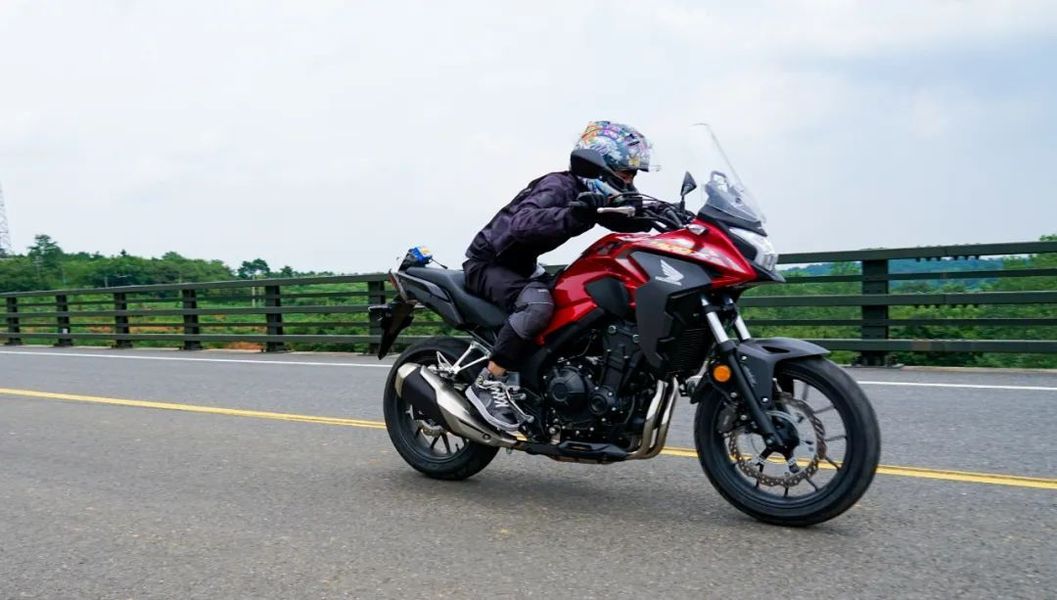 缺少个性但很平顺好骑,还是很本田-cb400x动态体验