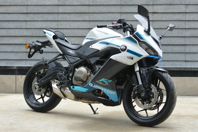 国产小排量双缸跑车新标杆 qjmotor赛350双碟版实拍,摩托范-哈罗摩托