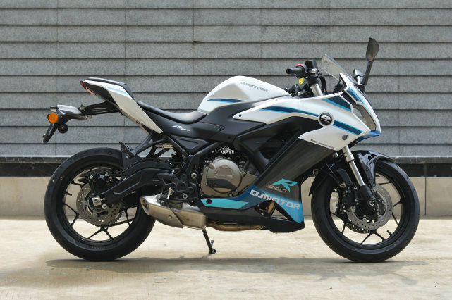 国产小排量双缸跑车新标杆 qjmotor赛350双碟版实拍,摩托范-哈罗摩托