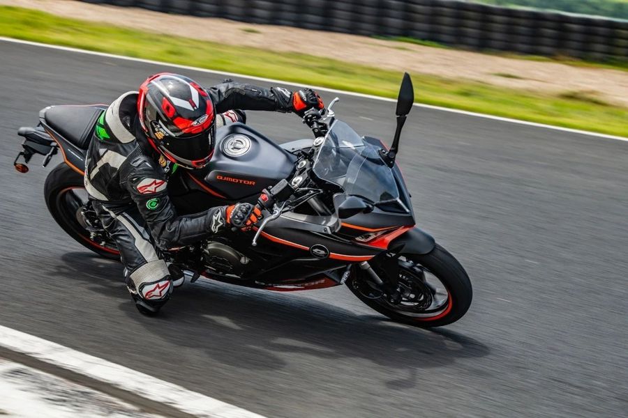 颜值在线!qjmotor赛350,28999元的全新双缸跑车