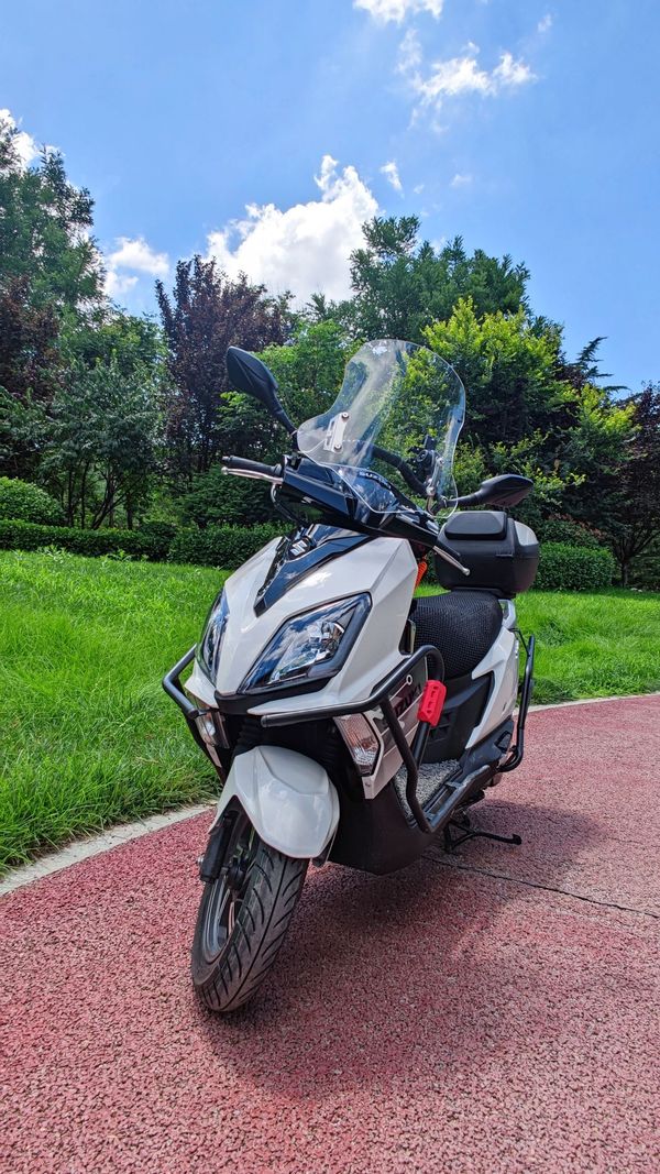 uy125在蓝天白云下,摩托范-哈罗摩托