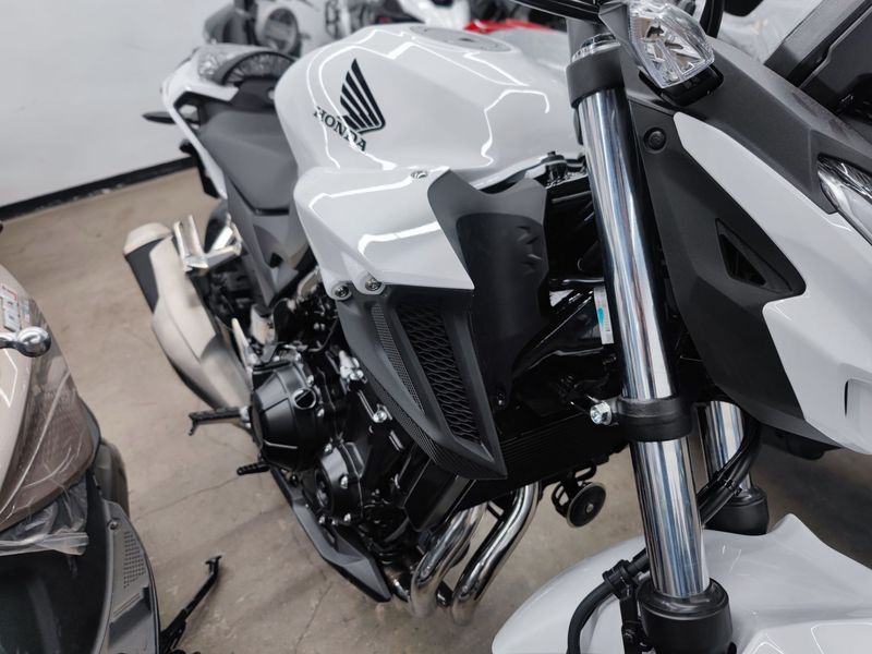 本田cb400f 白色实车到店,细节欣赏一波!