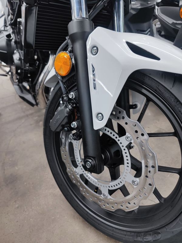 本田cb400f 白色实车到店,细节欣赏一波!