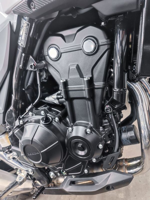 本田cb400f 白色实车到店,细节欣赏一波!