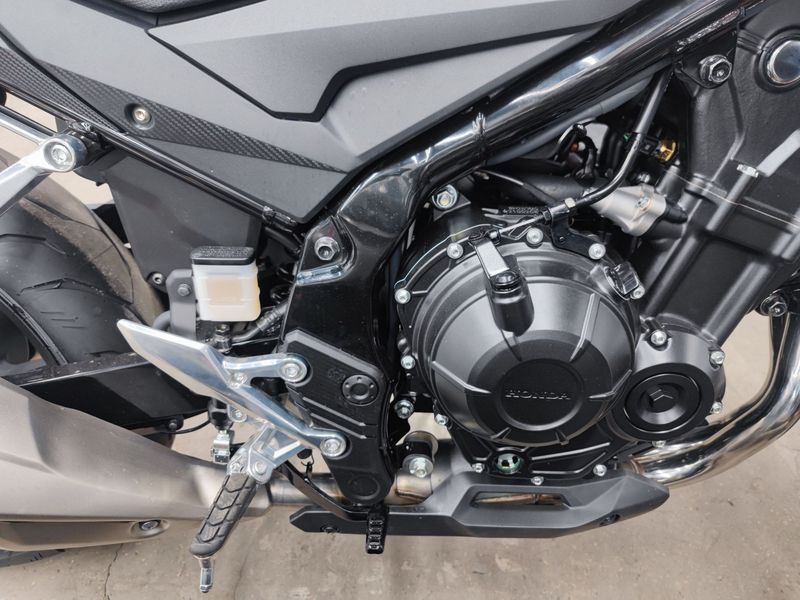 cb400f和cb400x均搭载实际排量399cc的双缸发动机,最大功率33kw,最大