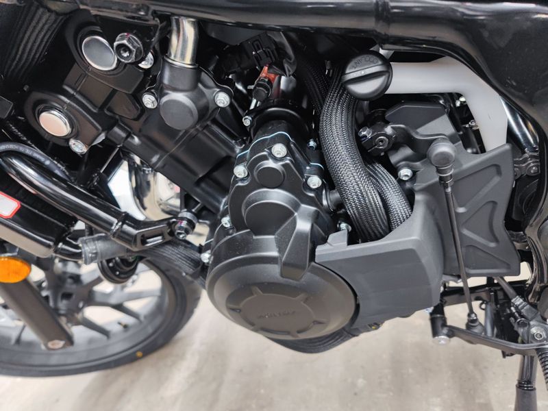 cb400f和cb400x均搭载实际排量399cc的双缸发动机,最大功率33kw,最大