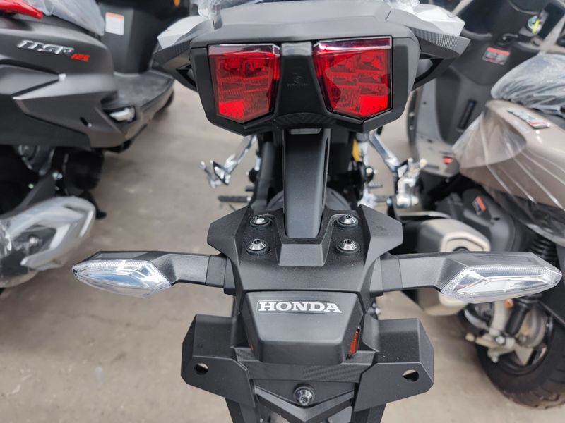 本田cb400f 白色实车到店,细节欣赏一波!