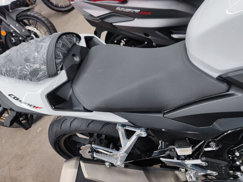 本田cb400f 白色实车到店,细节欣赏一波!