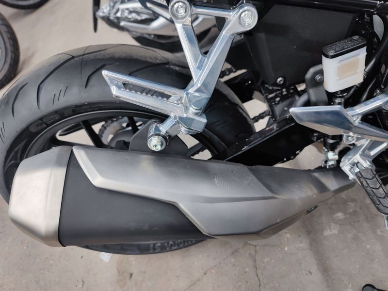 本田cb400f 白色实车到店,细节欣赏一波!