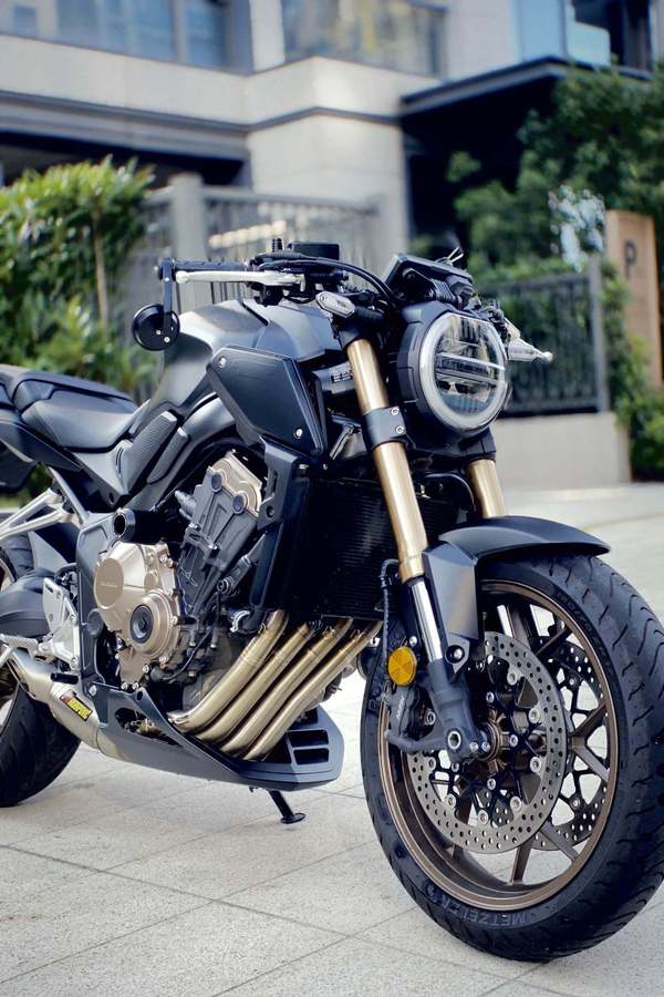 后来攒了点钱,正好有cb650出现,直接梭哈追梦了原车 改装前