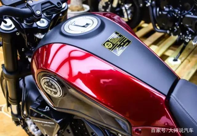 在前脸的造型上,这款车也是采用了贝纳利小狮子的经典复古造型,将古典