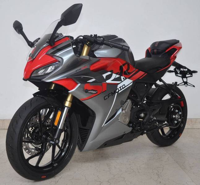 春风 250sr-r 单摇臂还带定风翼,你喜欢吗?