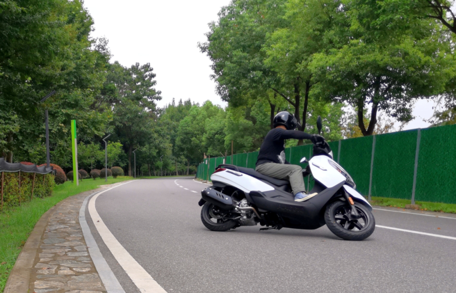 试驾比亚乔x7号称国产250cc级别踏板车性价比杀手的感受