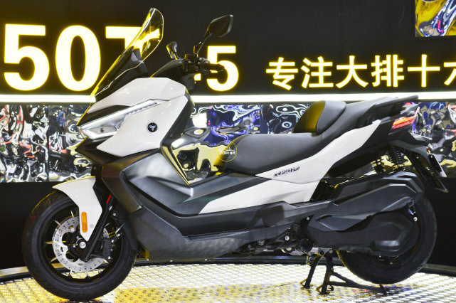 重庆摩博会回顾丨隆鑫350t大踏板亮相浓浓的宝马血统