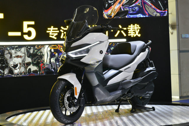 重庆摩博会回顾丨隆鑫350t大踏板亮相浓浓的宝马血统