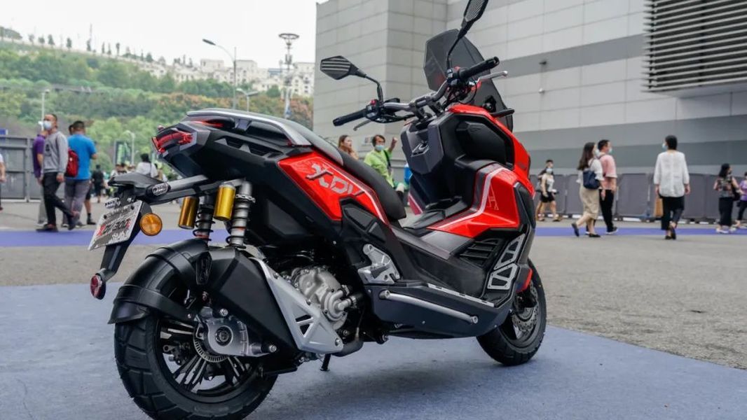 显然龙嘉xdv300,与他的vmax300类似,不走大型踏板的路线,而是中量级