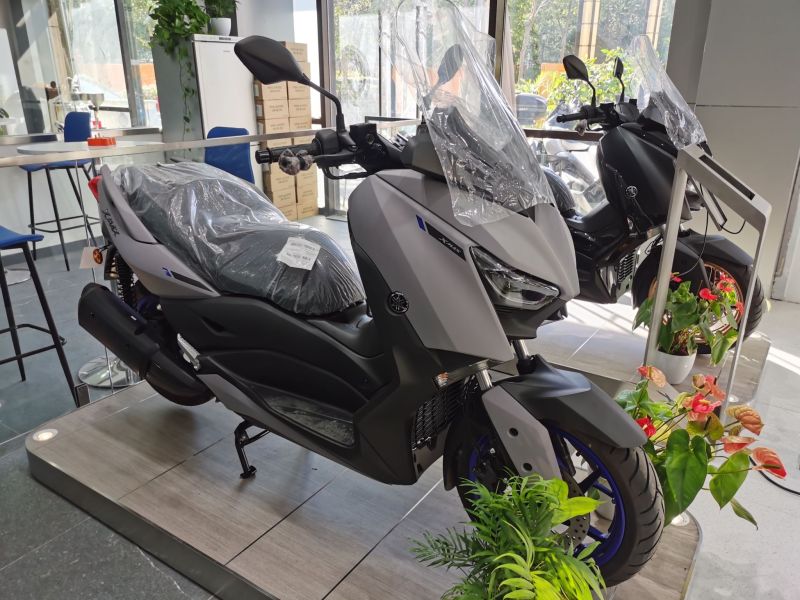 雅马哈xmax300,凑近了看看.