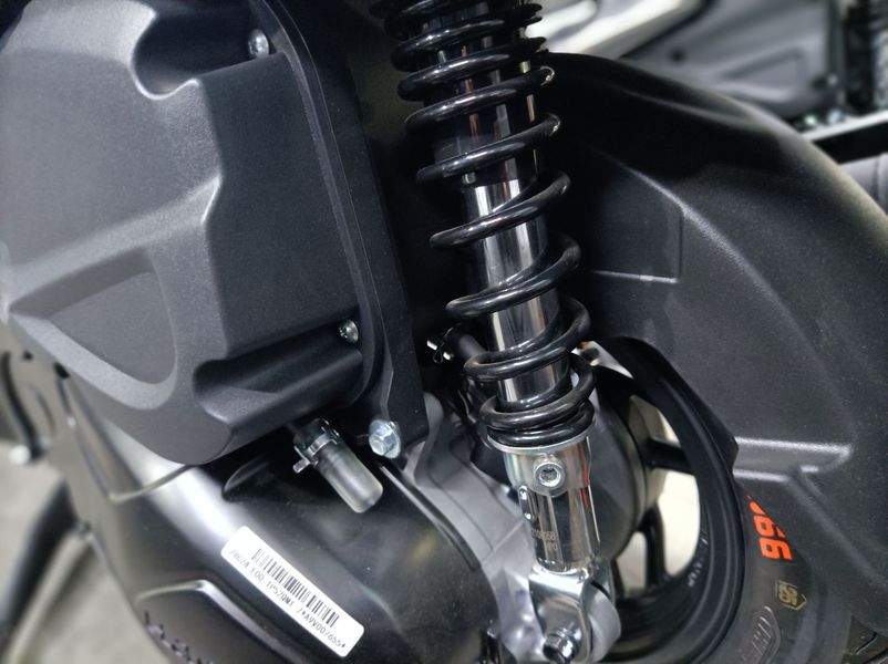 同时,这台车也搭载了豪爵中高端踏板,车型普遍采用的超级ess发动机,1