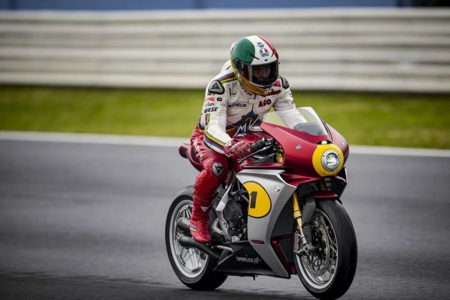 奥古斯塔发布superveloce ago 致敬伟大车手giacomo agostini,摩托范