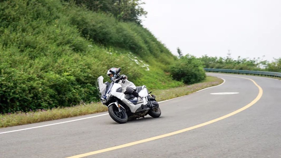 能进山劈弯能下场玩泥大阳adv350完整评测视频