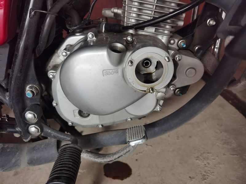 这是保养用油,京东买了一件,12瓶.4000公里保养,废机油黑了.