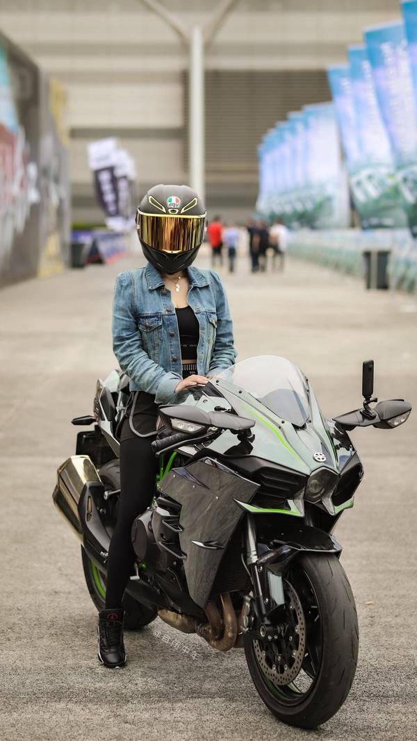 今日份女骑小姐姐来了,摩托范-哈罗摩托