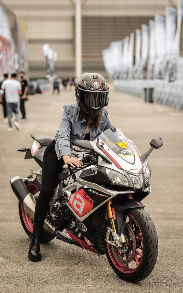 机车配美女绝配