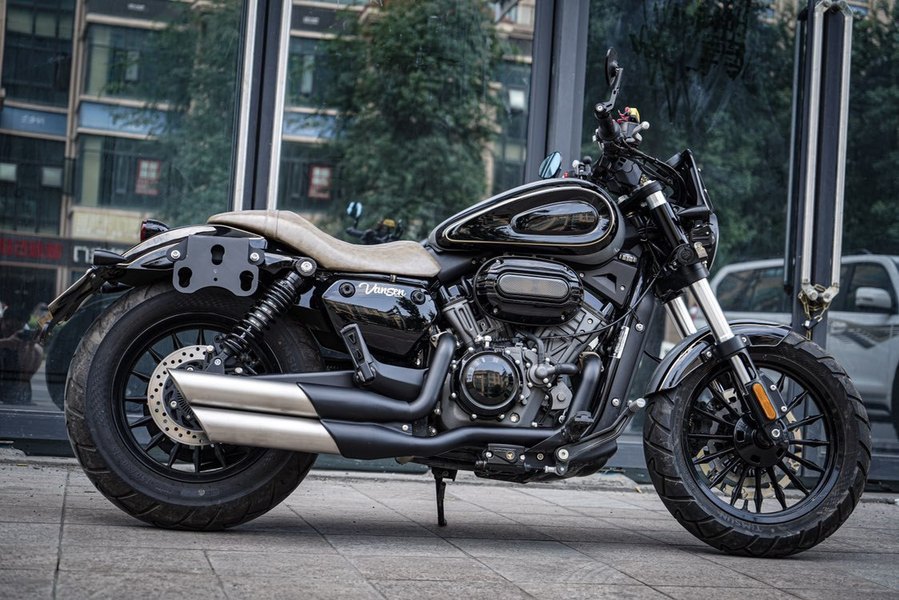 水泥灰和黑色搭配,黑色内勾金色线条金吉拉300原车把是比较低,很多