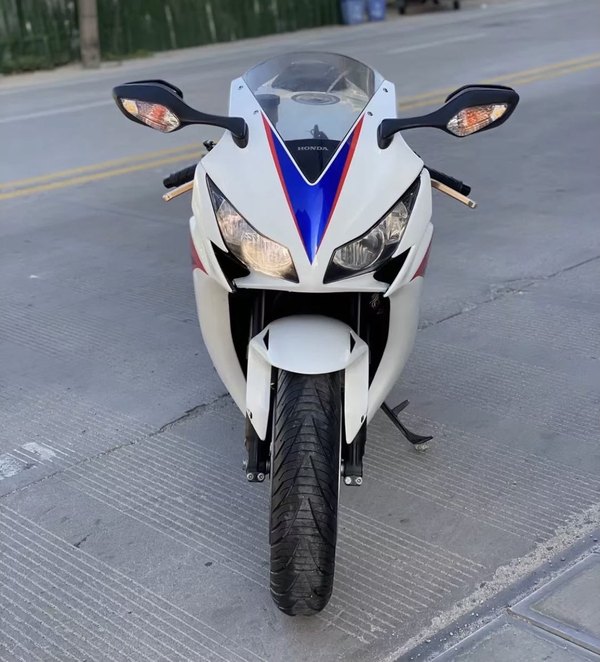 雅马哈r1与本田cbr1000rr