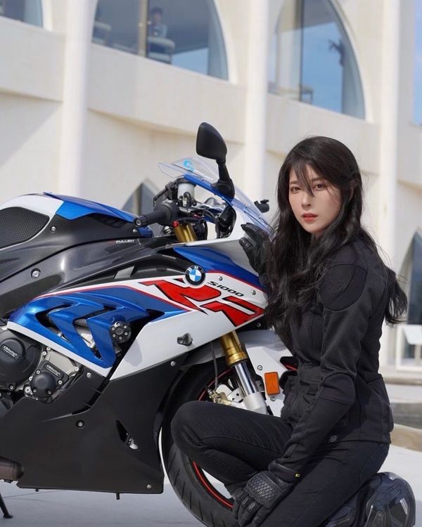 美女摆拍宝马s1000rr