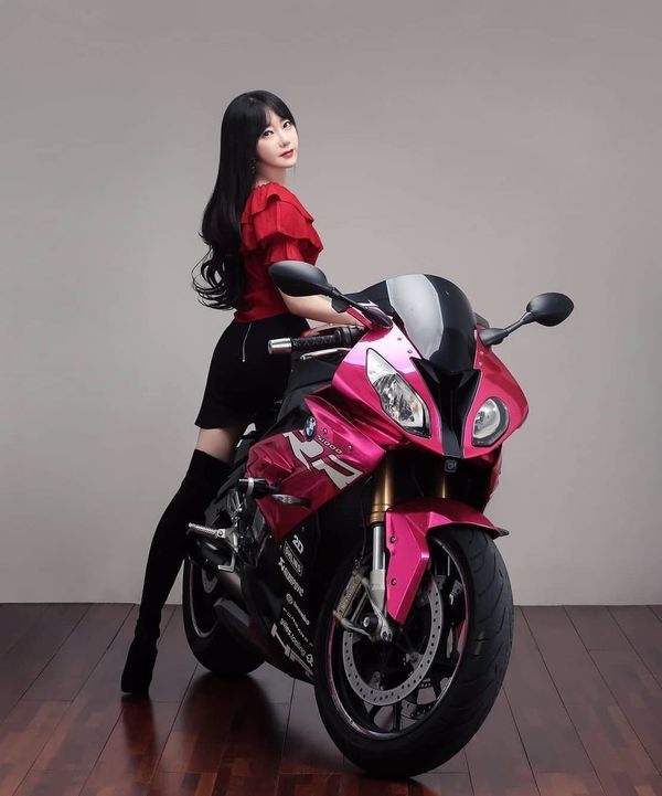 长腿模特摆拍宝马s1000rr