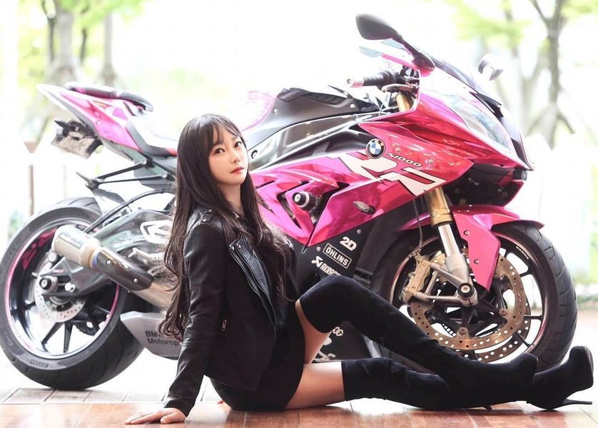 长腿模特摆拍宝马s1000rr