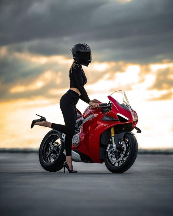 摩托车跑车美女骑士图片