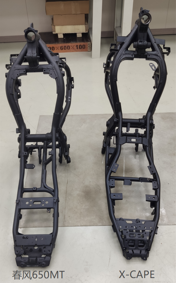 上图中的两副车架就是国内知名厂商春风的650mt车架和摩托莫里尼x