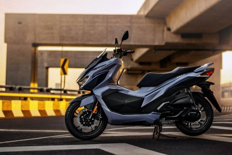 通勤另类选择入门adv踏板摩托用途广泛续航久通过性强