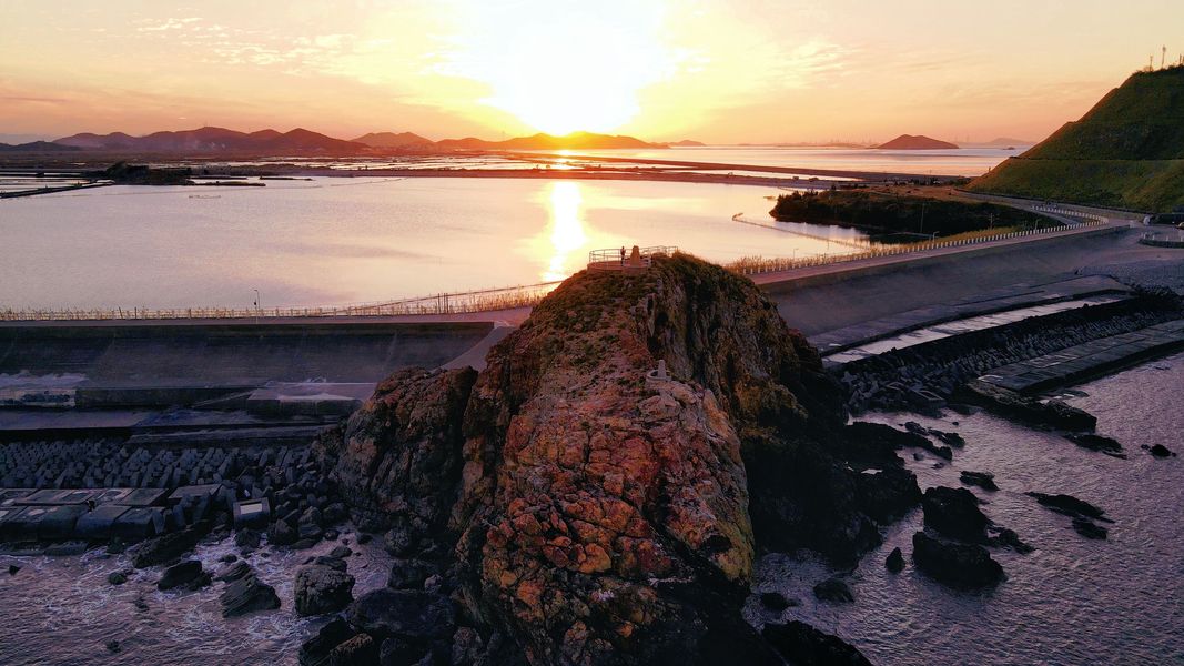 岱山島的海岬公園附近的公路特別適合騎行,下午四點至中國颱風博物館