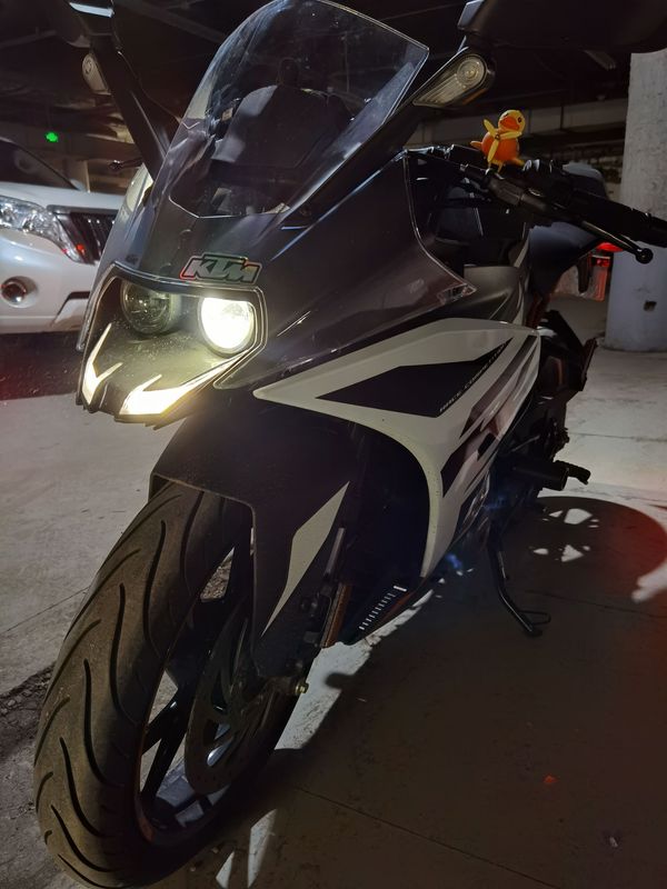 如果摩托车能跟驾驶员说话     gsx:可以了不要再快了…     ktm:磨叽