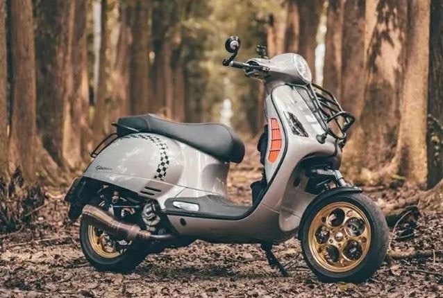 vespa gts300作为兼顾性能的复古踏板,自带艺术感的车体线条.