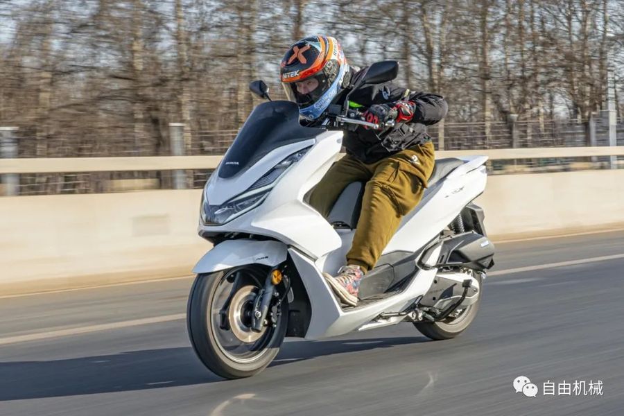 落地价比老款售价还便宜 纯国产的pcx160骑起来怎么样 丨把玩 落地价比老款售价还便宜 纯国产的pcx160骑起来怎么样 丨把玩