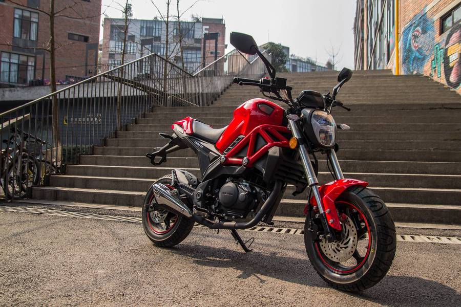 颜值与实力并存 银钢小怪兽,摩托范-哈罗摩托