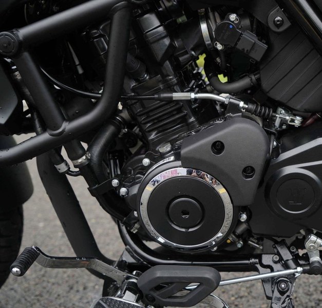 豪爵tr300在动力方面搭载一台298cc直列双缸水冷发动机,最大马力29.