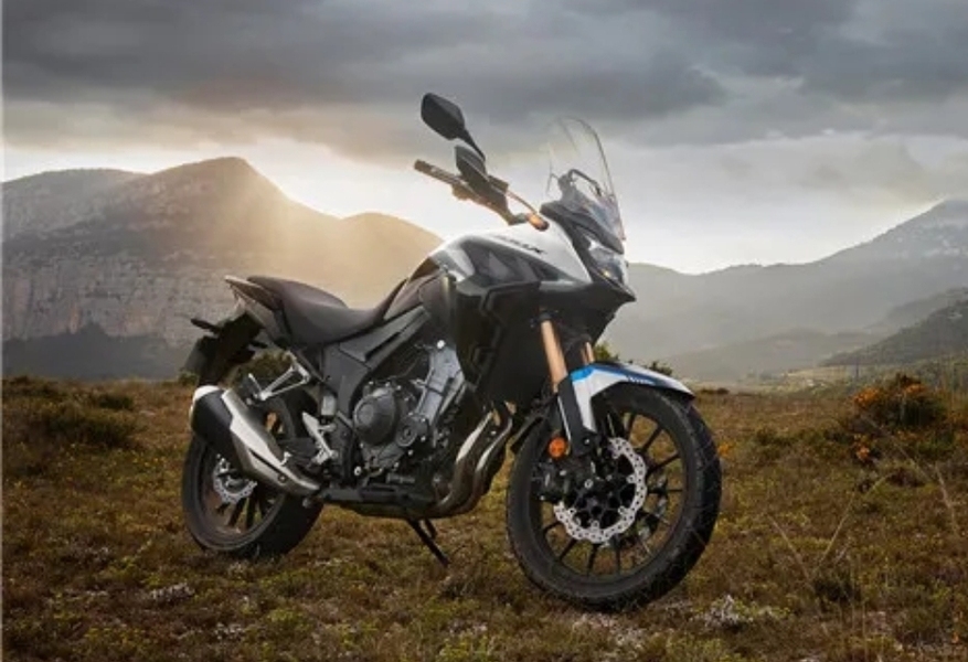 近段时间发布了全新的2022款轻量级入门adv车型:cb400x,并且在1月中旬